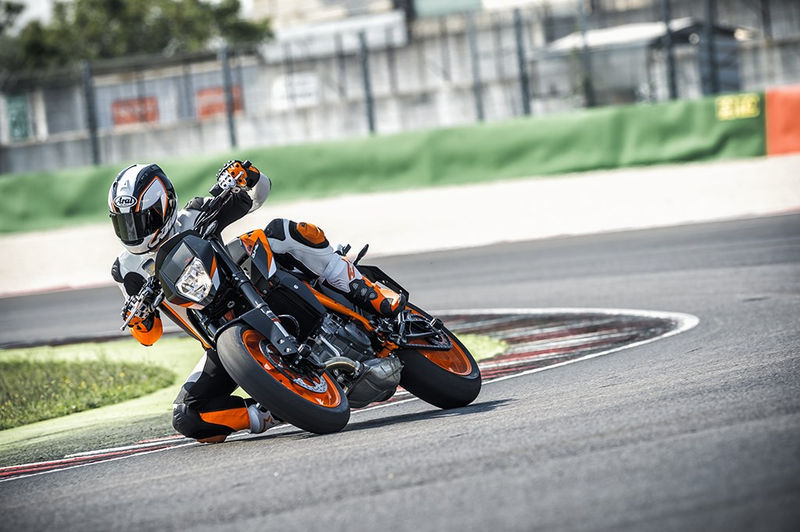 Illustration for article titled 2016 KTM Duke 690 And 690 R: The World's Best Street Scalpel Just Got Much, Much Sharper